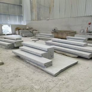 贵阳 整石台阶（大面火烧+侧面自然面），出货前厂内拼装